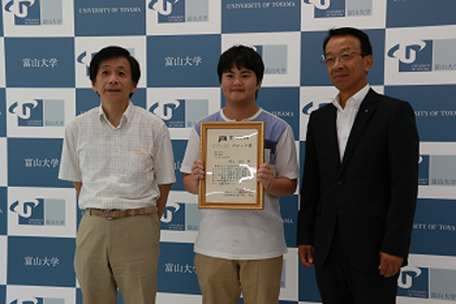 福井経済学部長（左）、村上 浩太さん、FMとやま代表取締役社長小山孝義氏（右）