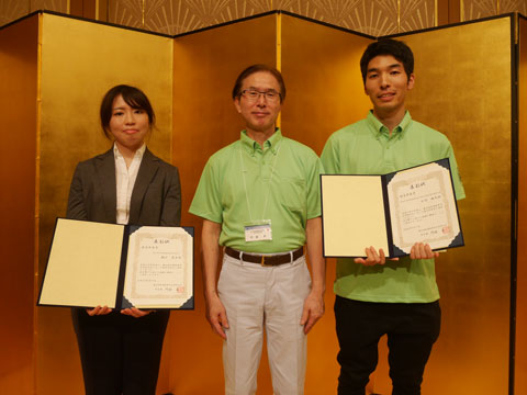 受賞者の小川雄大さん、関戸景子さんなどの写真