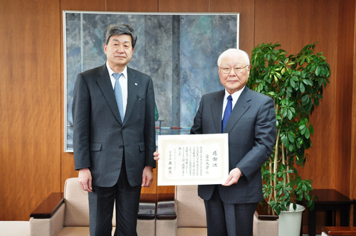野村 潤富山市企画管理部長（左）と西頭学長（右）