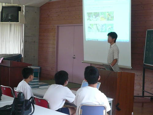 石井博准教授による「植物と昆虫のかかわり」の講義を聞く生徒