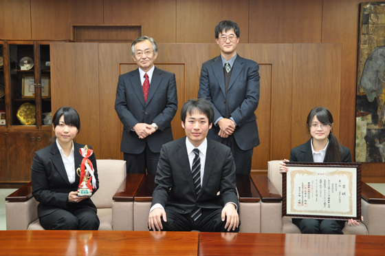 前列左から 小林彩香さん、木下裕輔さん、小幡真帆さん、後列左から 遠藤学長、黒田教授