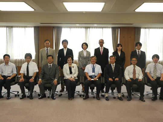 田村財団理事長（左から4人目）、石田財団事務局長（左から3人目）、遠藤学長と受賞者の皆さん