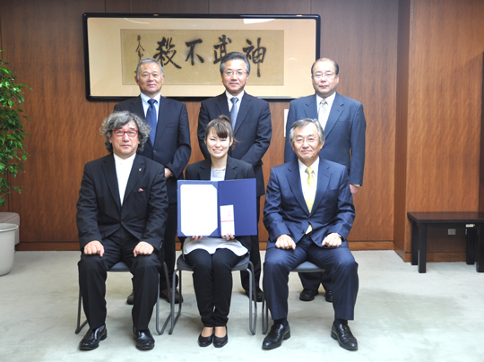 前列左から　前田教授、笠島さん、遠藤学長。後列左から　西川副学長、鹿野理事・事務局長、彦坂学務部長