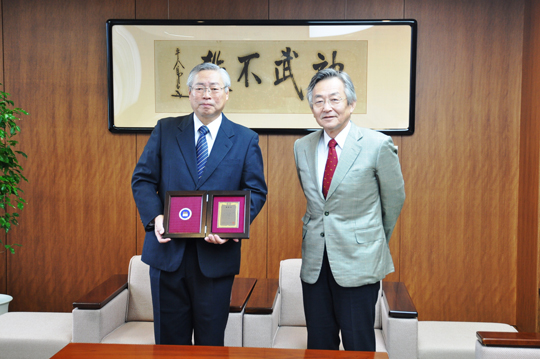 科研費審査委員表彰を受けた高井正三教授（左）と遠藤俊郎学長（右）
