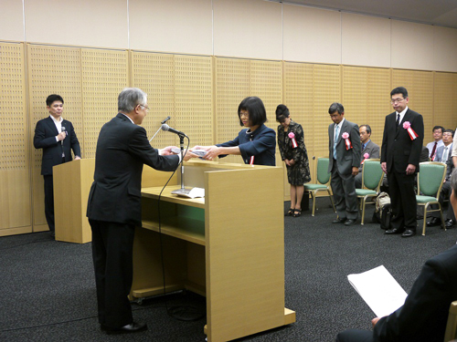 財団の金岡理事長（左）から目録贈呈を受ける松島紀佐 教授（大学院理工学研究部（工学））