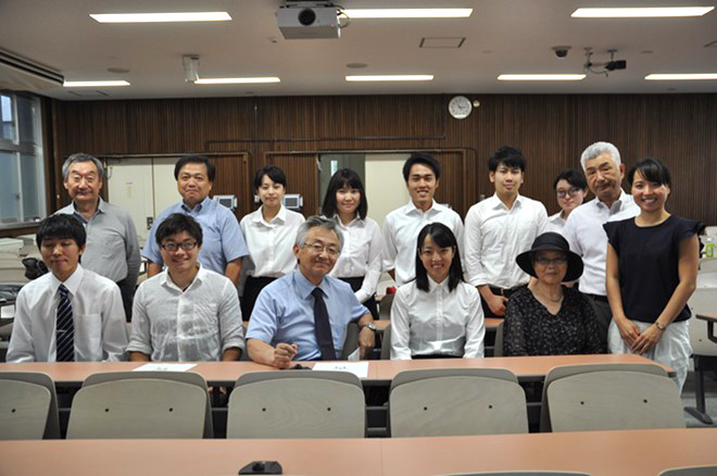 遠藤学長を囲み昨年度奨学生と本年度奨学生及び関係者