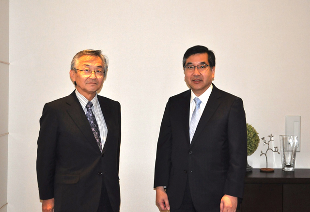 記念式典に出席した遠藤学長（左）と五神 真 東京大学総長（右）