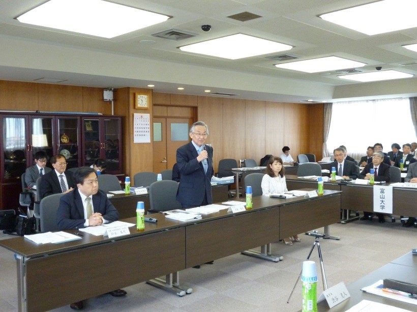 前列左から、富山大学の鈴木理事、遠藤学長、神川理事