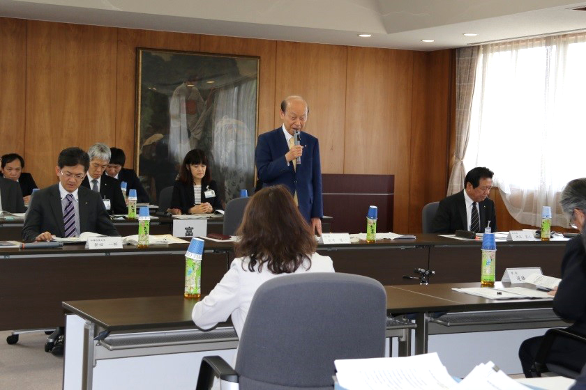 前列左から、富山県の新田知事政策局長、石井知事、渋谷教育長