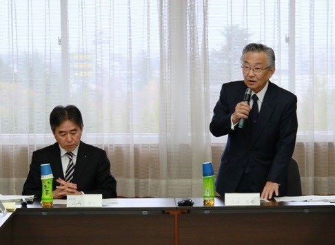 富山大学の遠藤学長（右）、富山県の山崎副知事（左）