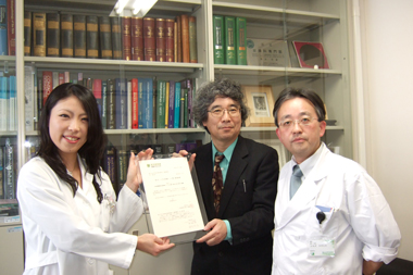 左からニッピ賞奨励賞を受賞した吉久陽子さん、服部俊治バイオマトリックス研究所所長、皮膚科学講座 清水忠道 教授