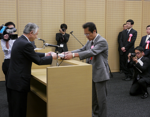 金岡理事（左）から目録を贈呈される會澤教授子