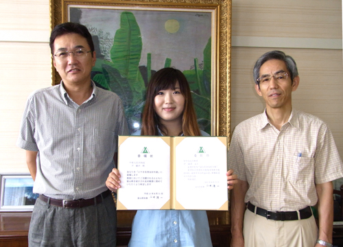左から、吉田人文学部長、尹 麗君さん、指導教員の湯川純幸人文学部教授