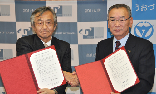 協定書に調印し握手を交わす遠藤富山大学長（左）と澤崎魚津市長（右）