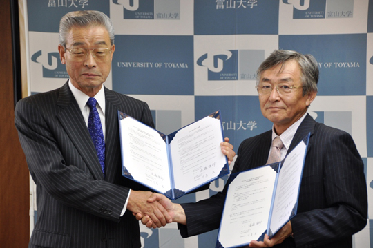 左：富山地方鉄道（株） 川岸代表取締役社長、右：遠藤学長