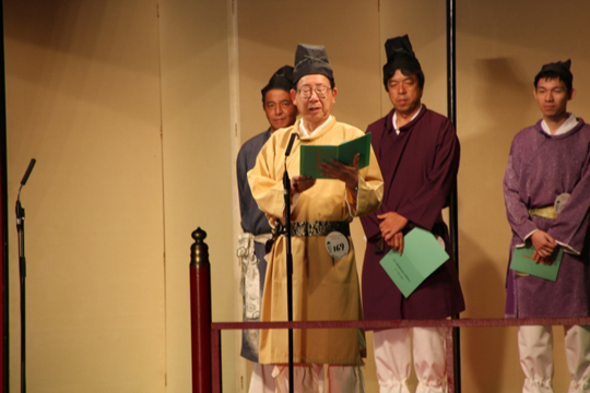 百人一首調や詩吟長などさまざまな語りを披露する　秦芸術文化学部長（左から2人目）、職員