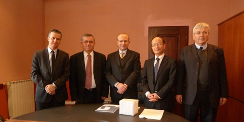 アルバニア共和国文科大臣(中央)を表敬訪問