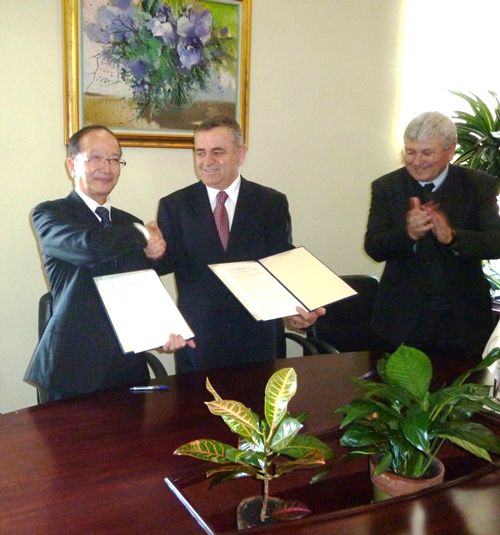 アルバニア共和国ティラナ工科大学との学術交流協定締結 握手を交わす石原工学部長(左)とティラナ工科大学長（中央）