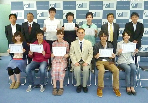 平井副学長(中央右)、エコキャンパス推進学生及び出席者
