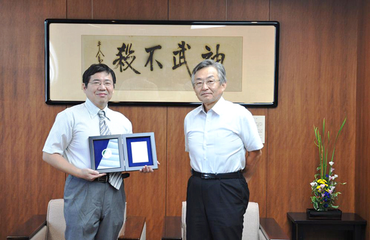科研費審査委員表彰を受けた小野　慎准教授(左）と遠藤俊郎学長(右）