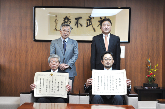 遠藤学長（後列左），両角理事・事務局長（後列右），干野氏（前列左）中山氏（前列右）