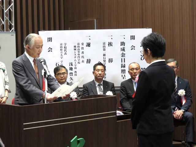 財団の金岡理事長(左)から目録の贈呈を受ける森賀教授(右)