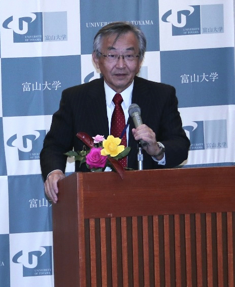 歓迎の挨拶を述べる 遠藤富山大学長