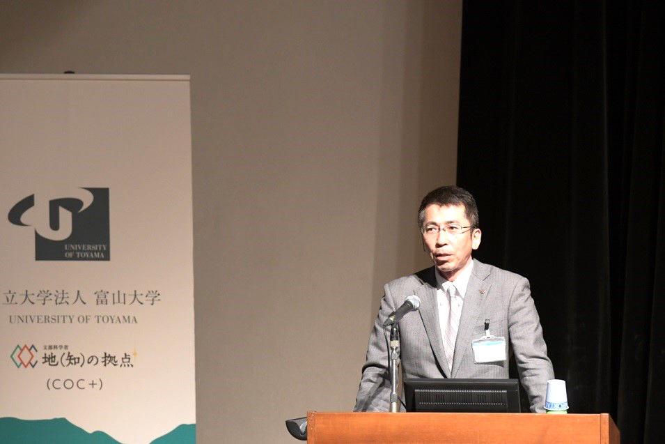 コンパクトシティの取組について講演する高森長仁富山市都市整備部長