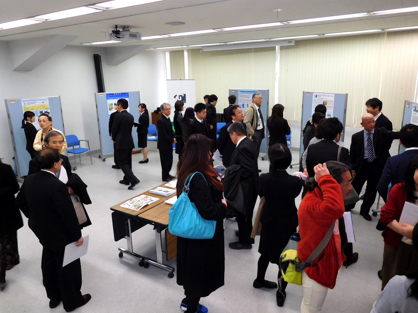 同時開催した「富山大学学生によるCOC＋地域連携研究助成」成果発表会（ポスター発表会）の様子