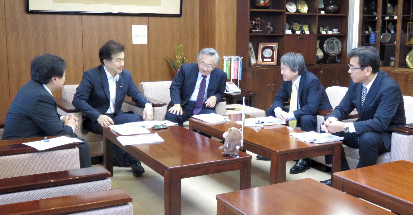 遠藤学長（中央）から大学の概要説明を受けられる赤池委員長（左から2人目）